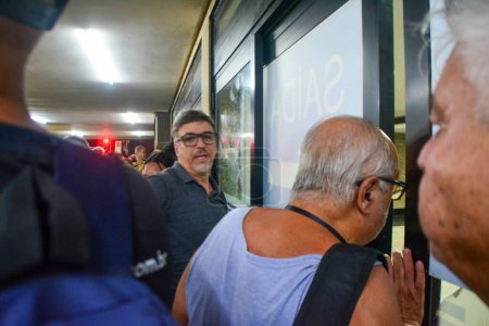 Téléchargez les photos : RIO DE JANEIRO (RJ), 03.12.2024 - Un homme armé prend 16 personnes en otage, dans un bus à la gare routière de Novo Rio, dans le centre de Rio de Janeiro, où il a blessé des personnes causant des désagréments et de la peur parmi les passagers. - en image libre de droit