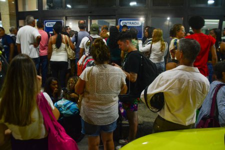 Téléchargez les photos : RIO DE JANEIRO (RJ), 03.12.2024 - Un homme armé prend 16 personnes en otage, dans un bus à la gare routière de Novo Rio, dans le centre de Rio de Janeiro, où il a blessé des personnes causant des désagréments et de la peur parmi les passagers. - en image libre de droit