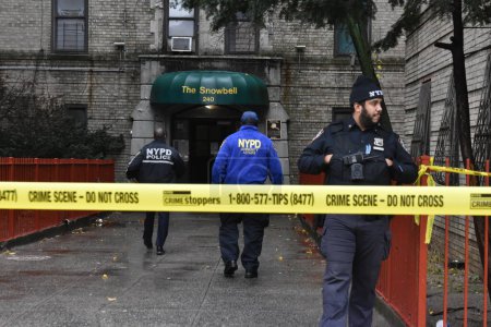 Téléchargez les photos : (NOUVEAU) L'autopsie indique que deux jeunes enfants morts dans un appartement le 18 décembre 2023 ont été étouffés et que la police a déclaré la mort homicide. 14 mars 2024, Bronx, New York, États-Unis : Les autorités ont répondu au bloc 200 de la 175e rue Est - en image libre de droit