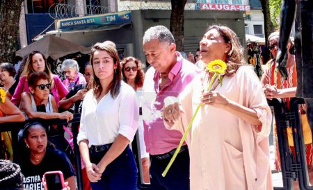 Téléchargez les photos : Rio de Janeiro (RJ), 03 14 2024 - Des manifestants se joignent à Monica Benicio, veuve de la députée Marielle Franco, pour interpréter un acte à Cinelandia à Rio de Janeiro, à la mémoire de la mort de Marielle Franco et Anderson Franco, 6 ans - en image libre de droit