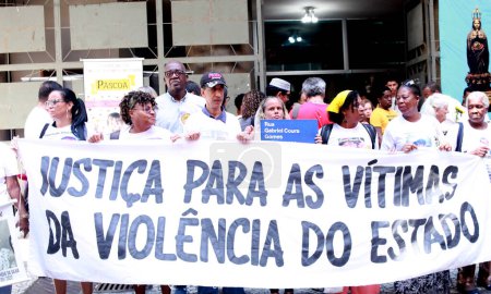 Foto de Río de Janeiro (RJ), 03 14 2024 - Manifestantes se unen a Monica Benicio, viuda de la diputada Marielle Franco, para realizar un acto en Cinelandia en Río de Janeiro, en memoria de la muerte de Marielle Franco y Anderson Franco, de 6 años de edad - Imagen libre de derechos