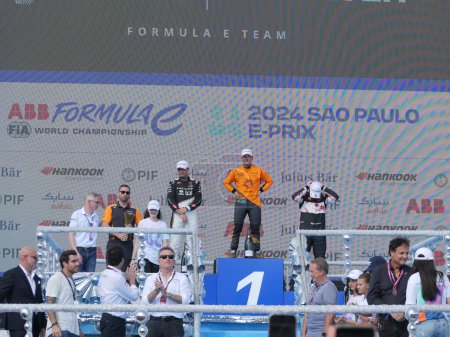 Foto de SAO PAULO (SP), Brasil 16 / 03 / 2024 Emerson Fittpaldi presenta el trofeo en el podio de la Fórmula E 2024 Sao Paulo E-Prix, este sábado 16 de marzo de 2024, en el complejo Anhembi, zona norte de Sao Paulo. - Imagen libre de derechos