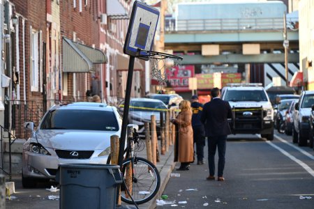 Foto de Una persona muerta y una herida en un doble tiroteo en East Lippincott Street en Filadelfia, Pensilvania. 16 de marzo de 2024, Filadelfia, Pensilvania, Estados Unidos: Un varón hispano de 25 años murió de una herida de bala en el pecho - Imagen libre de derechos