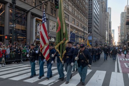 Foto de Desfile del Día de San Patricio en la ciudad de Nueva York. 16 de marzo de 2024, Nueva York, Nueva York, Estados Unidos: Miembros del Sexagésimo Noveno Regimiento (The Fighting 69th) marchan en el desfile del Día de San Patricio a lo largo de la Quinta Avenida - Imagen libre de derechos