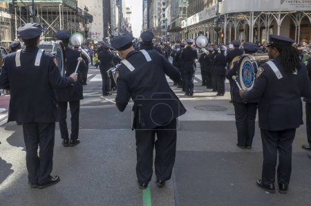 Foto de Desfile del Día de San Patricio en la ciudad de Nueva York. 16 de marzo de 2024, Nueva York, Nueva York, Estados Unidos: La banda de policía del Departamento de Policía de Nueva York marcha en el desfile del Día de San Patricio a lo largo de la 5ª Avenida el 16 de marzo de 2024 en Nueva York - Imagen libre de derechos