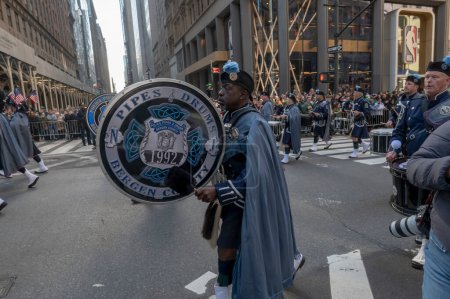 Foto de Desfile del Día de San Patricio en la ciudad de Nueva York. 16 de marzo de 2024, Nueva York, Nueva York, Estados Unidos: Miembros de Bergen County Pipes & amp; tambores marchan en el desfile del Día de San Patricio a lo largo de la Quinta Avenida el 16 de marzo de 2024 - Imagen libre de derechos