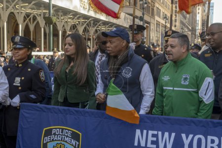 Téléchargez les photos : Parade de la Saint-Patrick à New York. 16 mars 2024, New York, New York, USA : (L-R) New York City. Membre de l'Assemblée Jenifer Rajkumar, New York. - en image libre de droit