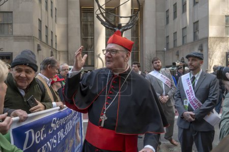 Foto de Desfile del Día de San Patricio en la ciudad de Nueva York. 16 de marzo de 2024, Nueva York, Nueva York, EE.UU.: El Arzobispo de Nueva York, el Cardenal Timothy Dolan (C) saluda a los manifestantes en el desfile del Día de San Patricio a lo largo de la 5ª Avenida - Imagen libre de derechos
