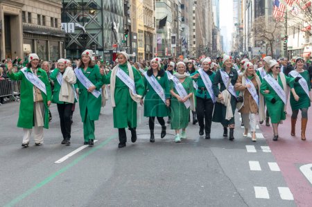 Foto de Desfile del Día de San Patricio en la ciudad de Nueva York. 16 de marzo de 2024, Nueva York, Nueva York, Estados Unidos: Ganadores del concurso de belleza irlandés Rose of Tralee of County Kerry, Irlanda marchan en el desfile del Día de San Patricio a lo largo de la Quinta Avenida - Imagen libre de derechos