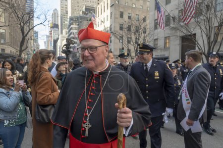 Téléchargez les photos : Parade de la Saint-Patrick à New York. 16 mars 2024, New York, New York, États-Unis : L'archevêque de New York, le cardinal Timothy Dolan (C), salue les marcheurs lors du défilé de la Saint-Patrick le long de la 5e Avenue - en image libre de droit