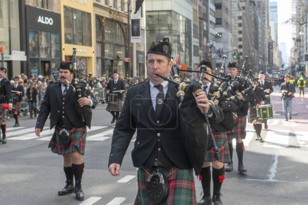 Foto de Desfile del Día de San Patricio en la ciudad de Nueva York. 16 de marzo de 2024, Nueva York, Nueva York, Estados Unidos: Miembros de Saferon United Pipe Band marchan en el desfile del Día de San Patricio a lo largo de la 5ª Avenida el 16 de marzo de 2024 en la ciudad de Nueva York - Imagen libre de derechos