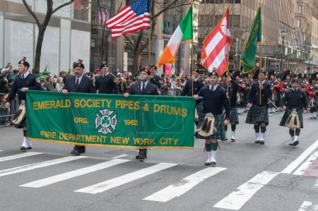 Foto de Desfile del Día de San Patricio en la ciudad de Nueva York. 16 de marzo de 2024, Nueva York, Nueva York, Estados Unidos: Miembros de la Ciudad de Nueva York. Departamento de Bomberos Sociedad Esmeralda Tubos Tambores - Imagen libre de derechos