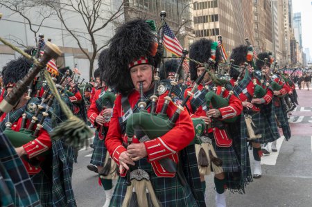 Téléchargez les photos : Parade de la Saint-Patrick à New York. 16 mars 2024, New York, New York, USA : Membres de la ville de New York. Service d'incendie Emerald Society Pipes Drums mars - en image libre de droit