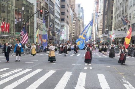 Téléchargez les photos : Parade de la Saint-Patrick à New York. 16 mars 2024, New York, New York, États-Unis : Les participants au défilé défilent le long de la 5e Avenue le 16 mars 2024 à New York. - en image libre de droit