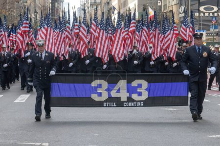 Téléchargez les photos : Parade de la Saint-Patrick à New York. 16 mars 2024, New York, New York, USA : Membres de la ville de New York. Marche des pompiers avec une bannière 343 en l'honneur des 343 membres du FDNY - en image libre de droit
