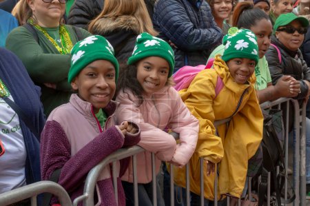 Téléchargez les photos : Parade de la Saint-Patrick à New York. 16 mars 2024, New York, New York, États-Unis : Les spectateurs regardent et applaudissent pendant le défilé de la Saint-Patrick le long de la 5e Avenue le 16 mars 2024 à New York. - en image libre de droit