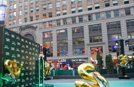 Téléchargez les photos : Saint Patrick Célébré à New York. 16 mars 2024, New York, États-Unis : Des New-Yorkais et des touristes habillés principalement en tenues vertes célèbrent la Saint Patrick dans les restaurants, à Times Square et autour de Manhattan - en image libre de droit