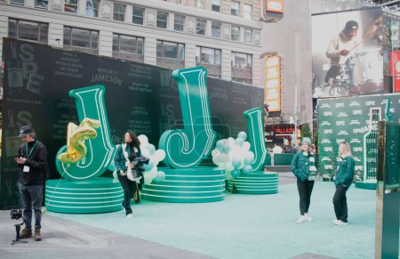 Foto de Día de San Patricio celebrado en la ciudad de Nueva York. 16 de marzo de 2024, Nueva York, Estados Unidos: neoyorquinos y turistas en su mayoría vestidos con trajes verdes se ven celebrando el Día de San Patricio en los restaurantes, en Times Square y alrededor de Manhattan - Imagen libre de derechos