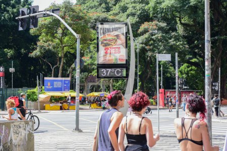 Téléchargez les photos : SAO PAULO (SP), Brésil 16 / 03 / 2024 - Vague de chaleur intense ce samedi après-midi (16), thermomètres de rue immatriculés 37C, dans le centre de la ville de Sao Paulo, Brésil. - en image libre de droit