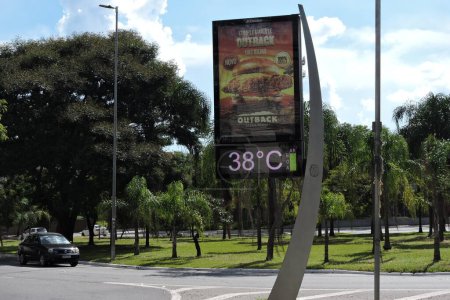 Photo for Sao Paulo (SP), Brazil 03/17/2024 - Street thermometers read 38 degrees in the Santo Amaro region in the south zone of Sao Paulo, during and this Sunday afternoon (17). - Royalty Free Image