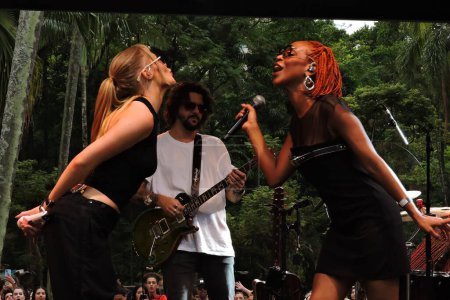 Foto de Sao Paulo (SP), Brasil 17 / 03 / 2024 - La cantante pop Luisa Sonza y el rapero Karol Conka, durante un espectáculo sorpresa en el Parque Burle Marx en la zona sur de Sao Paulo este domingo por la tarde - Imagen libre de derechos