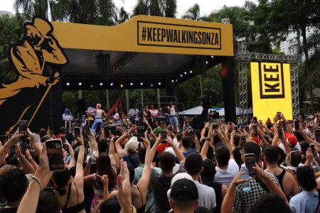 Téléchargez les photos : Sao Paulo (SP), Brésil 17 / 03 / 2024 - La chanteuse pop Luisa Sonza a donné un spectacle surprise au Parque Burle Marx dans la zone sud de Sao Paulo ce dimanche après-midi - en image libre de droit