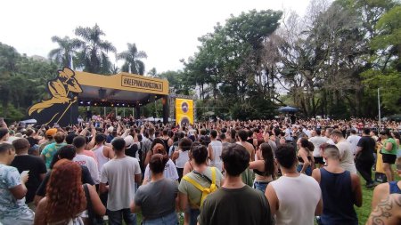 Téléchargez les photos : Sao Paulo (SP), Brésil 17 / 03 / 2024 - La chanteuse pop Luisa Sonza a donné un spectacle surprise au Parque Burle Marx dans la zone sud de Sao Paulo ce dimanche après-midi - en image libre de droit