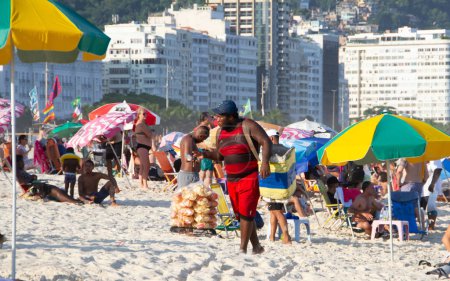 Téléchargez les photos : Rio de Janeiro, (RJ), Brésil 20 / 03 / 2024- Mouvement sur la plage de Copacabana, dans la zone sud de Rio de Janeiro ce mercredi (20). Rio de Janeiro avec une sensation thermique de 41 attend des tempêtes dans les prochaines heures - en image libre de droit