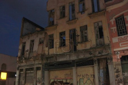 Téléchargez les photos : RIO DE JANEIRO (RJ), Brésil 20 / 03 / 2024- Une maison abandonnée sur Rua Frei Caneca, dans le centre de Rio de Janeiro, s'est effondrée dans l'après-midi de ce mercredi (20). - en image libre de droit