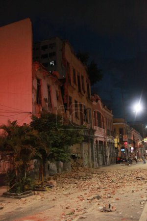 Téléchargez les photos : RIO DE JANEIRO (RJ), Brésil 20 / 03 / 2024- Une maison abandonnée sur Rua Frei Caneca, dans le centre de Rio de Janeiro, s'est effondrée dans l'après-midi de ce mercredi (20). - en image libre de droit