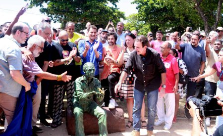 Foto de RIO DE JANEIRO (RJ), Brasil 21 / 03 / 2024 - Inauguración de la estatua del sociólogo Roberto de Souza (Betinho de Souza), que tuvo lugar en la playa de Botafogo, situada en la zona sur de la ciudad de Río de Janeiro - Imagen libre de derechos