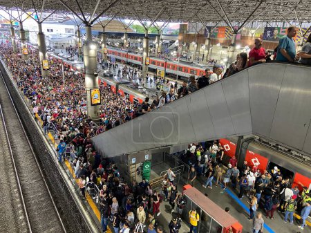 Téléchargez les photos : Sao Paulo (SP), Brésil 23 / 03 / 2024 - La gare de Bras du CPTM avec beaucoup de personnes en raison d'une défaillance du système de transport a arrêté le métro et les lignes de train, causant des perturbations et un surpeuplement dans tout le système de transport ferroviaire - en image libre de droit