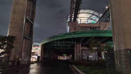 Téléchargez les photos : Sao Paulo (SP), Brésil 22 / 03 / 2024 - La région du terminal de Vila Prudente a enregistré une panne d'électricité vendredi soir (22). La gare routière est complètement sombre et les feux de circulation et l'éclairage public sur l'avenue Nhanha Melo - en image libre de droit