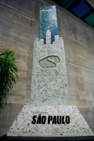 Téléchargez les photos : Sao Paulo (SP), 25 / 03 / 2024 - Trophée fabriqué à partir de matériaux recyclés et exposé lors d'une conférence de presse en présence du maire de Sao Paulo, Ricardo Nunes, le président de l'Automobile Club de l'Ouest (ACO), Pierre Fillon - en image libre de droit