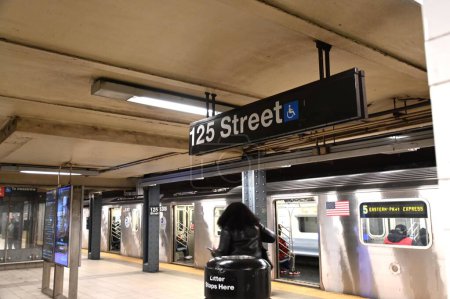 Téléchargez les photos : Un homme de New York a été poussé dans le métro jusqu'à sa mort. 26 mars 2024, New York, USA : En attendant le train du centre-ville sur la 125th Street et Lexington Ave. un homme a été poussé par Calton McPherson, 24 ans - en image libre de droit