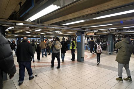 Téléchargez les photos : Un homme de New York a été poussé dans le métro jusqu'à sa mort. 26 mars 2024, New York, USA : En attendant le train du centre-ville sur la 125th Street et Lexington Ave. un homme a été poussé par Calton McPherson, 24 ans - en image libre de droit
