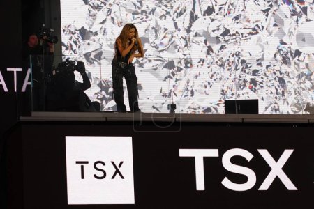Téléchargez les photos : Shakira se produit à la TSX STAGE de Times Square. 26 mars 2024, New York, États-Unis : Ce soir, Shakira a donné une performance électrisante sur la scène TSX de Times Square, captivant des milliers de fans avec son énergie irrésistible - en image libre de droit