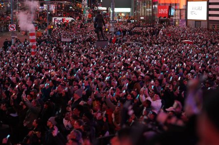 Téléchargez les photos : Shakira se produit à la TSX STAGE de Times Square. 26 mars 2024, New York, États-Unis : Ce soir, Shakira a donné une performance électrisante sur la scène TSX de Times Square, captivant des milliers de fans avec son énergie irrésistible - en image libre de droit
