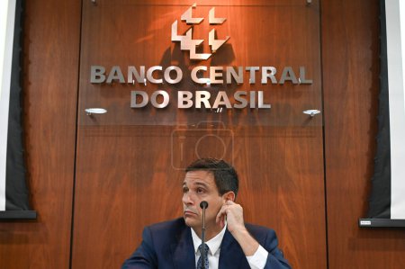 Foto de Sao Paulo (SP), Brasil 28 / 03 / 2024 - Roberto Campos Neto presidente del Banco Central y director de Política Económica de Diogo Guillén, durante una conferencia de prensa para presentar el Informe de Inflación del año 2024 - Imagen libre de derechos