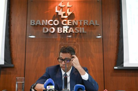 Téléchargez les photos : Sao Paulo (SP), Brésil 28 / 03 / 2024 - Roberto Campos Neto président de la Banque centrale et Diogo Guillen directeur de la politique économique, lors d'une conférence de presse pour présenter le rapport sur l'inflation de l'année 2024 - en image libre de droit
