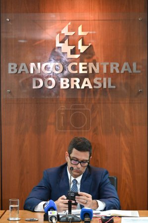 Foto de Sao Paulo (SP), Brasil 28 / 03 / 2024 - Roberto Campos Neto presidente del Banco Central y director de Política Económica de Diogo Guillén, durante una conferencia de prensa para presentar el Informe de Inflación del año 2024 - Imagen libre de derechos