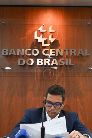 Téléchargez les photos : Sao Paulo (SP), Brésil 28 / 03 / 2024 - Roberto Campos Neto président de la Banque centrale et Diogo Guillen directeur de la politique économique, lors d'une conférence de presse pour présenter le rapport sur l'inflation de l'année 2024 - en image libre de droit