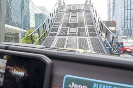 Téléchargez les photos : Le Salon international de l'auto de New York 2024. 27 mars 2024, New York, New York, États-Unis : Les gens montent différents modèles de Jeep à l'extérieur Camp Jeep parcours d'obstacles comportant une pente raide sur une jeep imposante de 28 pieds de haut Montagne - en image libre de droit