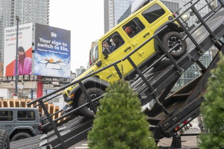 Téléchargez les photos : Le Salon international de l'auto de New York 2024. 27 mars 2024, New York, New York, États-Unis : Les gens montent différents modèles de Jeep à l'extérieur Camp Jeep parcours d'obstacles comportant une pente raide sur une hauteur imposante de 28 pieds eep Mountain - en image libre de droit