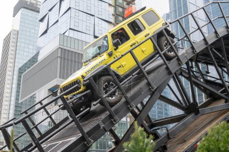 Téléchargez les photos : Le Salon international de l'auto de New York 2024. 27 mars 2024, New York, New York, États-Unis : Les gens montent différents modèles de Jeep à l'extérieur Camp Jeep parcours d'obstacles comportant une pente raide sur une jeep imposante de 28 pieds de haut Montagne - en image libre de droit