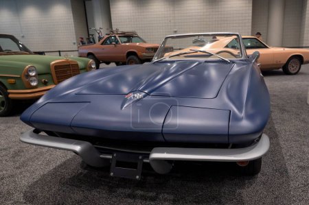 Foto de El Salón Internacional del Automóvil de Nueva York 2024. 27 de marzo de 2024, Nueva York, Nueva York, EE. UU.: Un Chevrolet Corvette 1965 uno de los seis coches convertidos para conducir a una parte libre de contaminación de Robert Downey Jr. Dream Cars que se regalará - Imagen libre de derechos