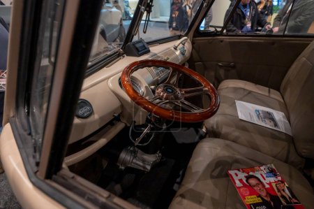 Foto de El Salón Internacional del Automóvil de Nueva York 2024. 27 de marzo de 2024, Nueva York, Nueva York, Estados Unidos: Un autobús VW 1972 uno de los seis coches convertidos para conducir a una parte libre de contaminación de Robert Downey Jr. Dream Cars para ser regalado - Imagen libre de derechos