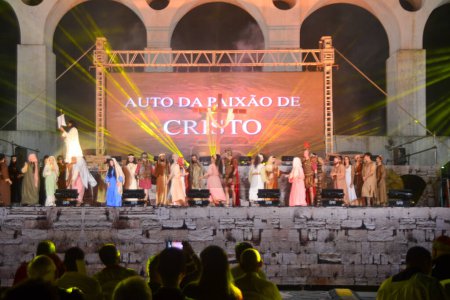 Foto de RIO DE JANEIRO (RJ) Brasil 29 / 03 / 2024 - Este Viernes Santo, la actuación del Auto da Paixao de Cristo tiene lugar en Arcos da Lapa, en el centro de Río de Janeiro. El evento es gratuito y cuenta con la participación de 35 actores - Imagen libre de derechos