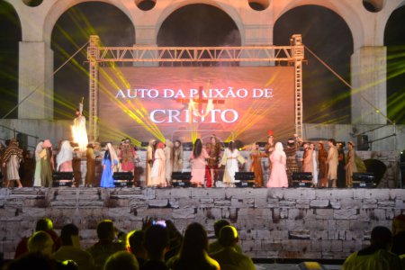 Téléchargez les photos : RIO DE JANEIRO (RJ) Brésil 29 / 03 / 2024 - Ce Vendredi Saint, la performance de l'Auto da Paixao de Cristo se déroule à Arcos da Lapa dans le centre de Rio de Janeiro. L'événement est gratuit et a la participation de 35 acteur - en image libre de droit