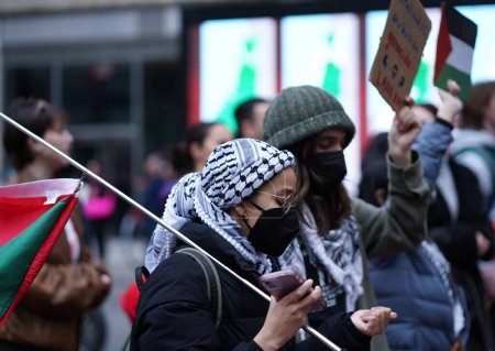 Téléchargez les photos : Manifestation massive en faveur de la Palestine. 30 mars 2024, New York, États-Unis : Des milliers de manifestants ont inondé la 42ème rue et Broadway aujourd'hui, marchant vers la 5ème avenue dans une manifestation massive pro-palestinienne. - en image libre de droit